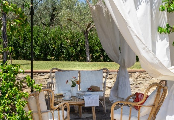 La bella pergola avvinta da gelsomini, arredata con area salotto – Country House Lo Spigo