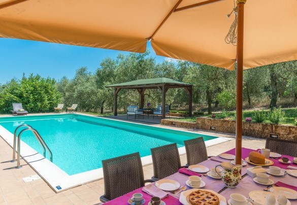 The shades table prepared for outdoor enjoyable breakfast – San Martino – Country House Montepietraia e San Martino 