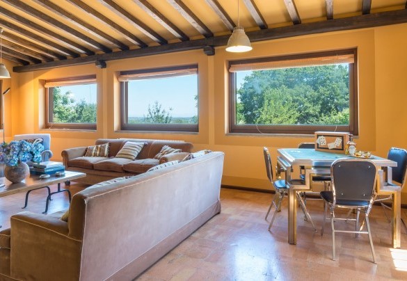 The large bright living room on the first floor – Montepietraia – Country House Montepietraia e San Martino 