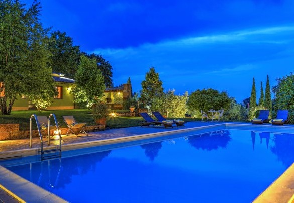 Property surrounded by lights in warm and soft tones – San Martino – Country House Montepietraia e San Martino