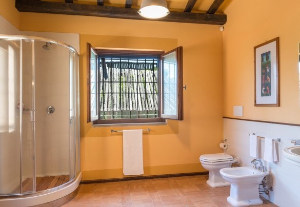 Bathroom with shower n.6 on the first floor – Montepietraia – Country House Montepietraia e San Martino 