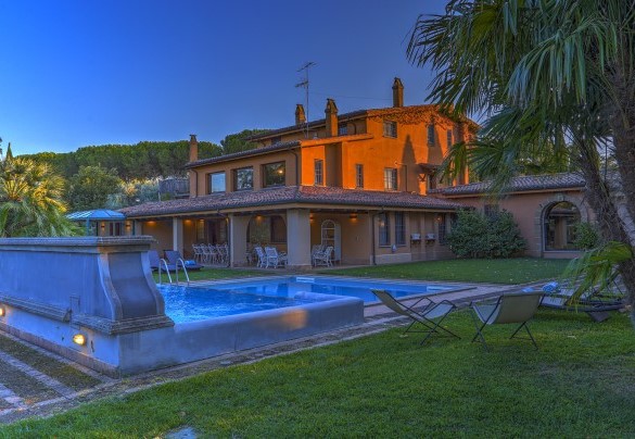 sunset behind the hills and the park which lights – Montepietraia – Country House Montepietraia e San Martino