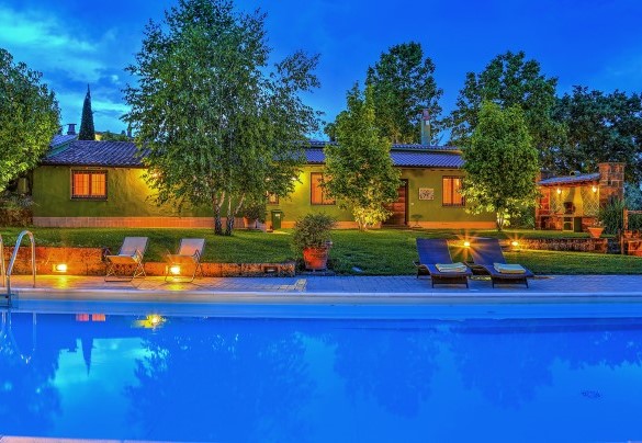 The pool and the villa that lights up in the background – Country House San Martino