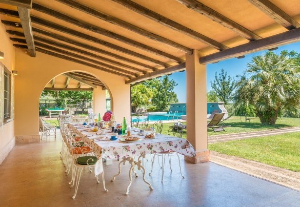 The outdoor dining area in the shadow of the large porch – Montepietraia – Country House Montepietraia e San Martino 