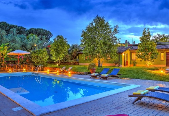 The sunbath area is lit with soft and enveloping lights – San Martino – Country House Montepietraia e San Martino