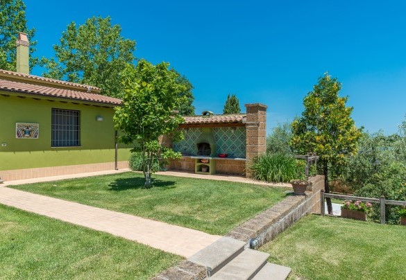 Entrance and barbecue in masonry in the green lawn – San Martino – Country House Montepietraia e San Martino 