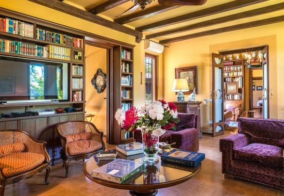 The living room on the ground floor with satellite TV and fireplace – Montepietraia – Country House Montepietraia e San Martino 
