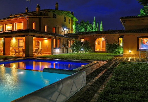 The lighting inside the pool and the villa that lights up in the background – Montepietraia – Country House Montepietraia e San Martino