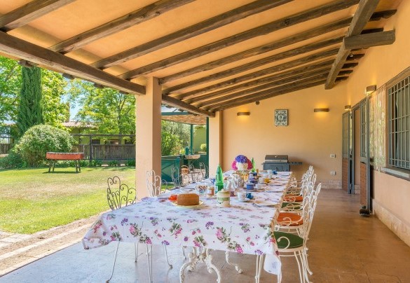 The outdoor dining area with direct access to the kitchen – Montepietraia – Country House Montepietraia e San Martino 