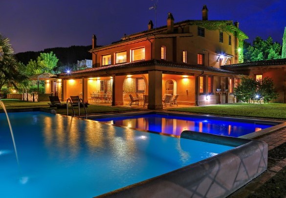 The lighting inside the pool and the villa that lights up in the background – Montepietraia – Country House Montepietraia e San Martino