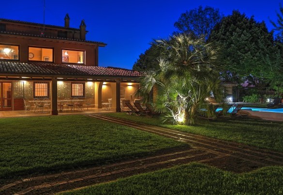 Villa is lit with soft and enveloping lights – Montepietraia – Country House Montepietraia e San Martino