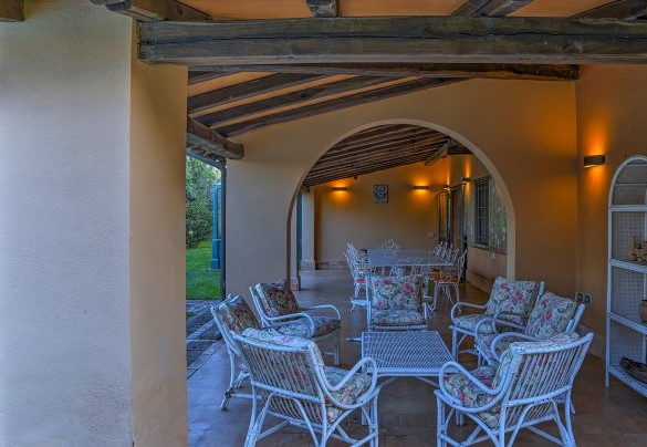 The outdoor dining area in the shadow of the large porch – Montepietraia – Country House Montepietraia e San Martino