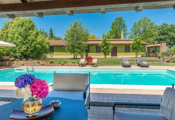 The outdoor living near to the sunbath area and the villa in the background – San Martino – Country House Montepietraia e San Martino 