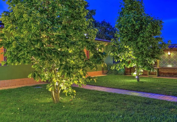 The garden is lit with soft and enveloping lights – San Martino – Country House Montepietraia e San Martino