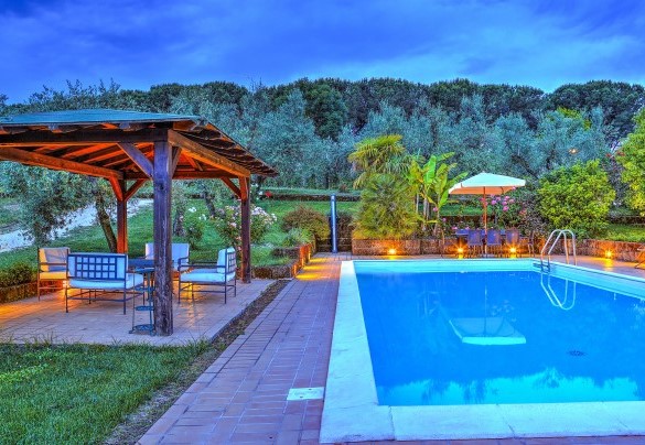 The play of light at sunset on the pool – San Martino – Country House Montepietraia e San Martino