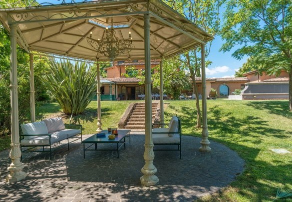 Il gazebo in stile liberty con diverse sedute - Country House Montepietraia e San Martino
