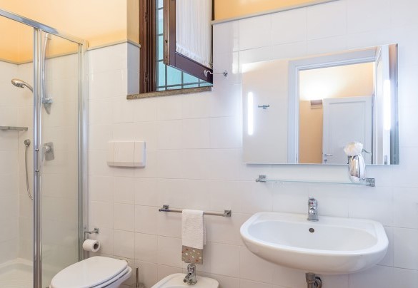 Bathroom with shower n.4 – San Martino – Country House Montepietraia e San Martino 