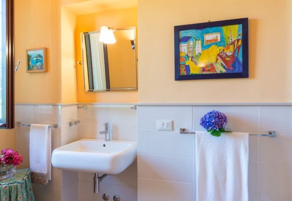 Bathroom with shower n.3, en.suite at the bedroom n.3 – San Martino – Country House Montepietraia e San Martino 