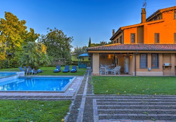 The glow of the sunset on the villa – Montepietraia – Country House Montepietraia e San Martino