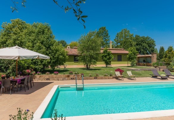 The pool with the spacious sunbathing area equipped with sunbeds, gazebo and umbrella – San Martino – Country House Montepietraia e San Martino 