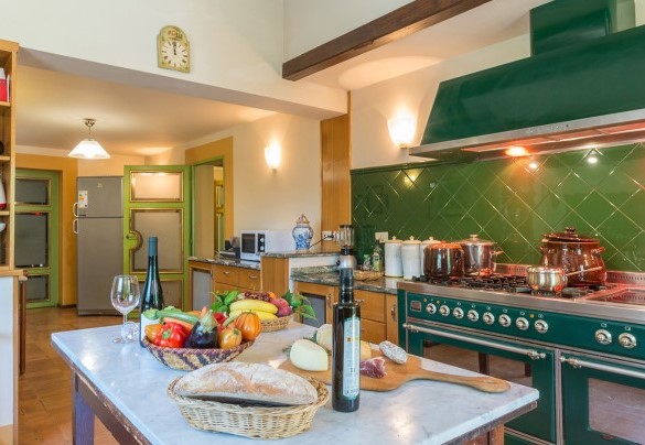 The large equipped kitchen next to the porch with the large dining table – Country House Montepietraia 