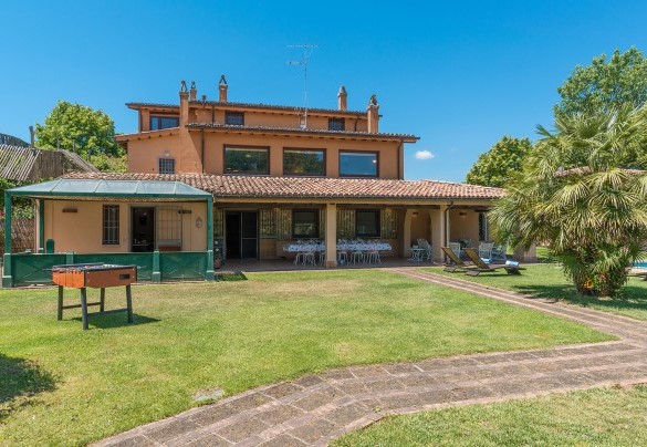 The path that leads to the park and the gazebo – Country House Montepietraia 