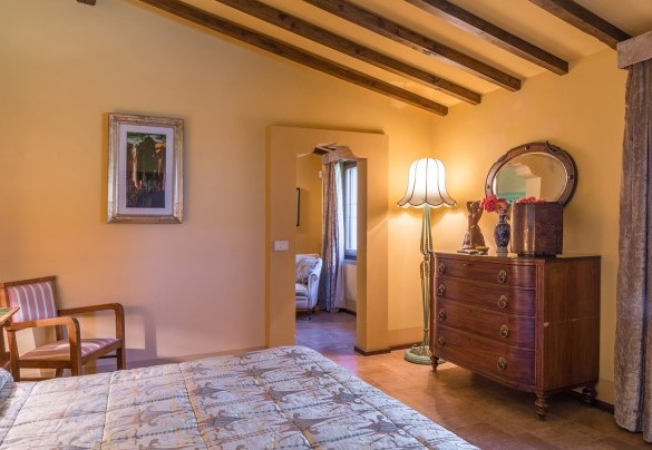 Double bedroom n.1 wth sitting space on the ground floor – Country House Montepietraia 