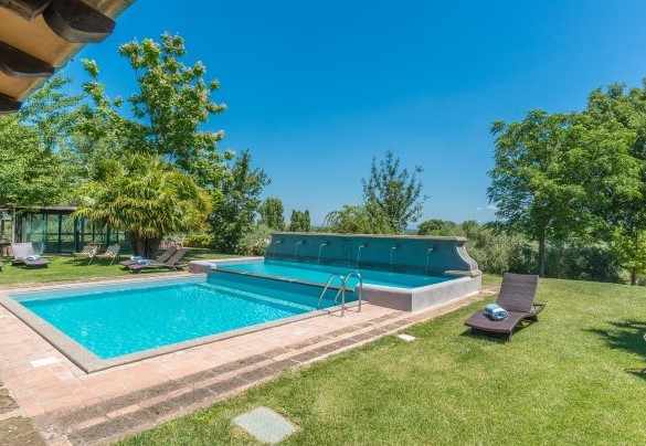 The pool with the spacious sunbathing area – Country House Montepietraia 