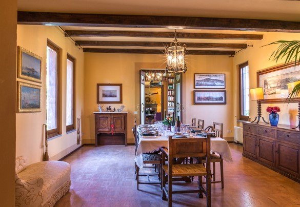 The dining room next to the bright entrance – Country House Montepietraia 