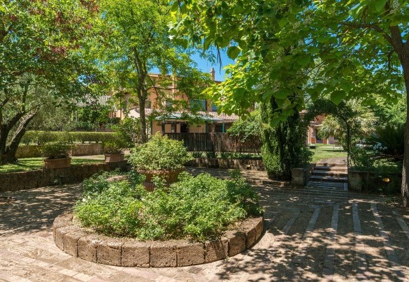 The patio shaded by lime trees that connects the villas – Country House Montepietraia 