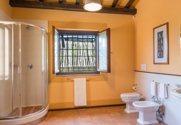 Bathroom with shower n.6 on the first floor – Country House Montepietraia 