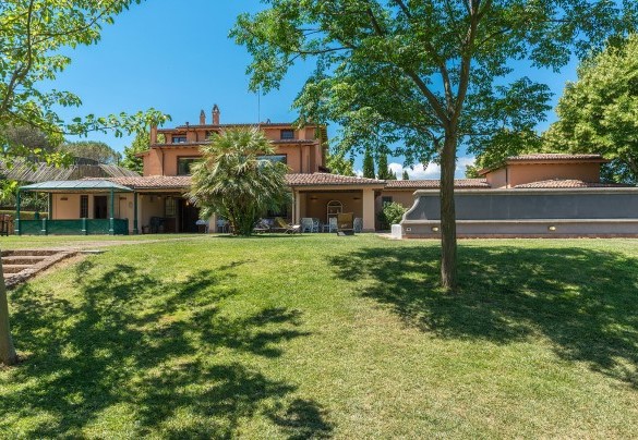 The large park that surrounds the structure – Country House Montepietraia 