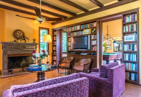 The living room on the ground floor with smart TV and fireplace – Country House Montepietraia   