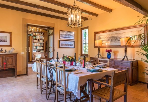 The dining room next to the bright entrance – Country House Montepietraia 