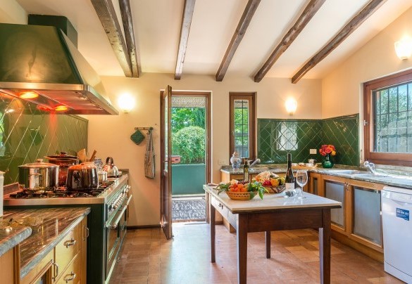 The large equipped kitchen with direct exit in the pool area garden – Country House Montepietraia 