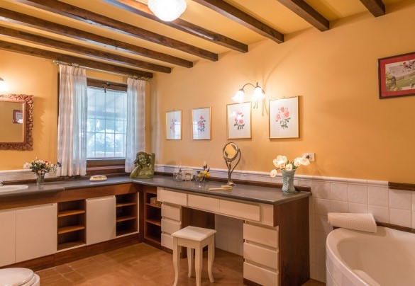 Bathroom with tub n.2, en-suite at the bedroom n.1 – Country House Montepietraia 