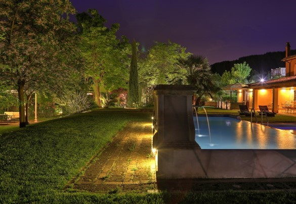 The illuminated pool - Country House Montepietraia
