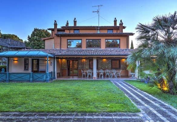 The path that leads to the garden and the gazebo – Country House Montepietraia 