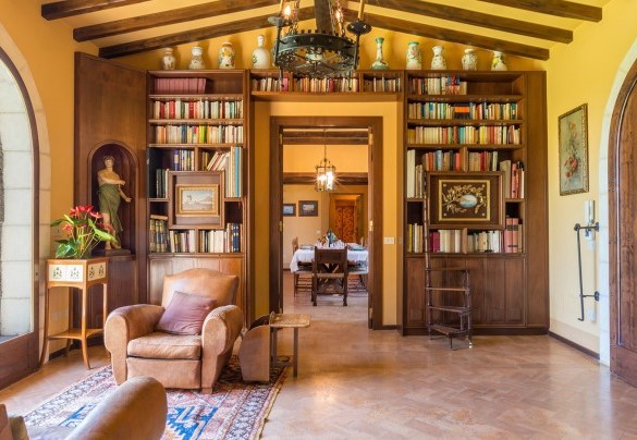 The bright and wide entrance that leads to the living room and to the dining room – Country House Montepietraia 