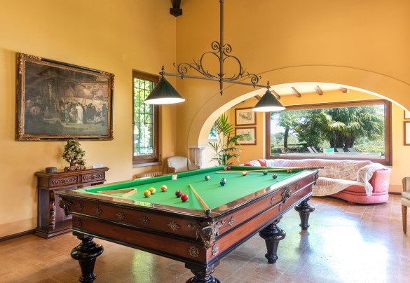The billiard room with direct exit to the pool side garden – Country House Montepietraia 