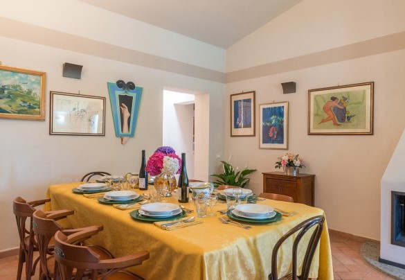 La cucina con il tavolo da pranzo e il camino – Country House San Martino