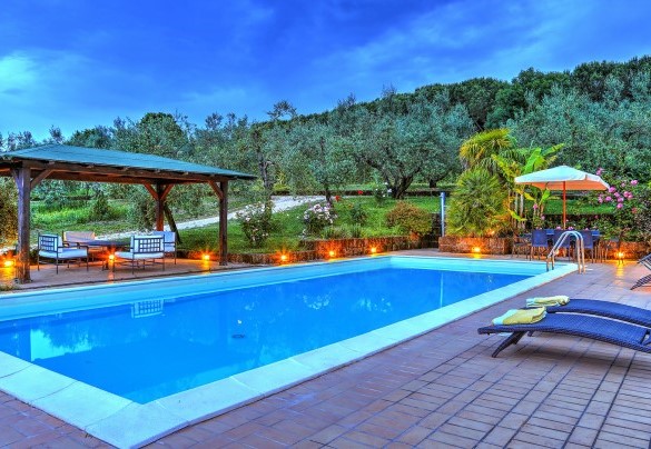 Il solarium si accende di luci soffuse ed avvolgenti – Country House San Martino