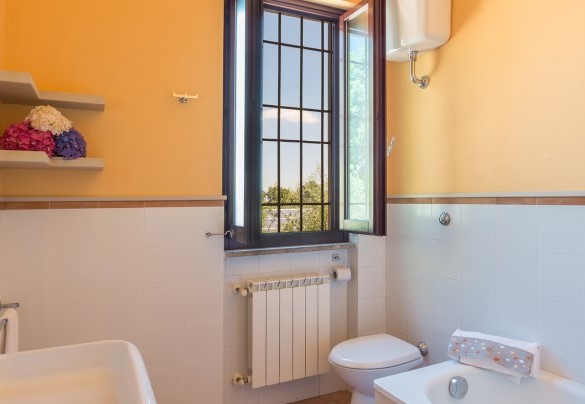 Bagno con vasca n.2, en-suite alla camera n.2 – Country House San Martino