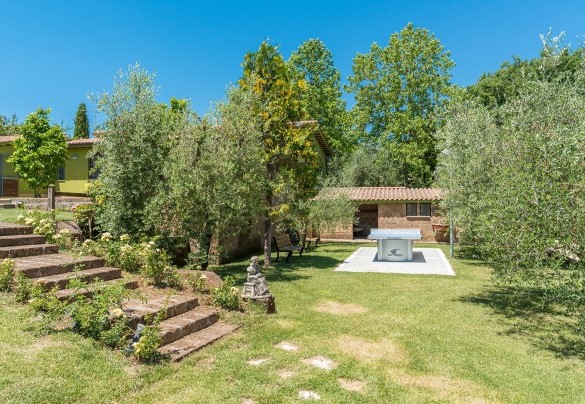 Il tavolo da ping pong incastonato nel verde giardino - Country House San Martino