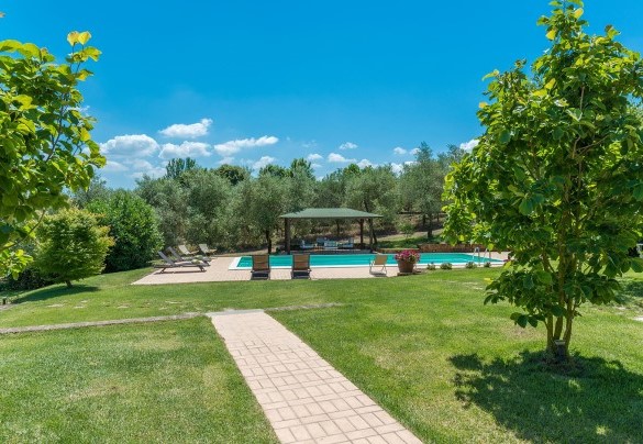 Il sentiero che dal parco conduce alla piscina – Country House San Martino