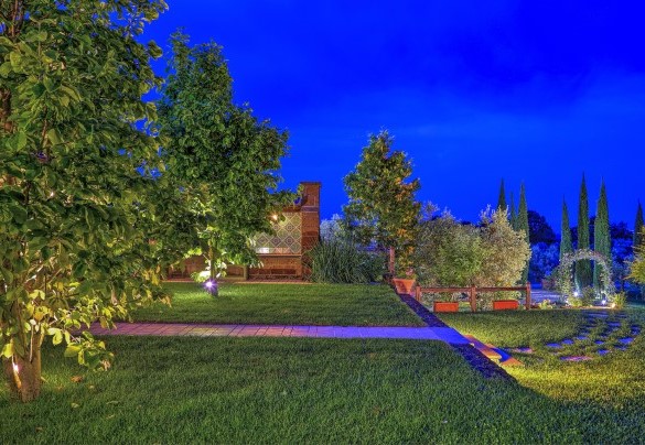 Il parco si accende di luci soffuse ed avvolgenti – Country House San Martino