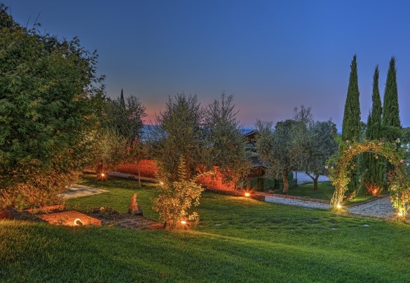 Il tramonto dietro le colline e il parco che si illumina – Country House San Martino