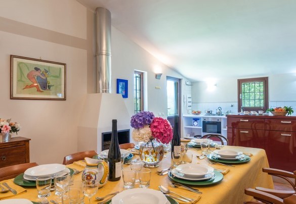 La zona pranzo e la cucina con uscita diretta sul giardino – Country House San Martino