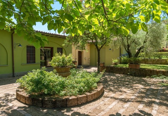 Il patio ombreggiato dai tigli tra le due ville – Country House San Martino