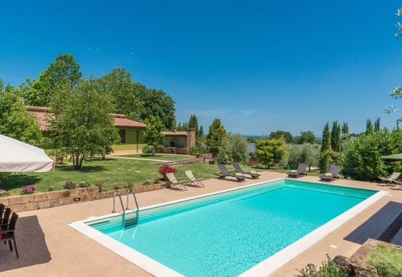 La piscina con la spaziosa area prendisole attrezzata con lettini, gazebo e ombrellone – Country House San Martino